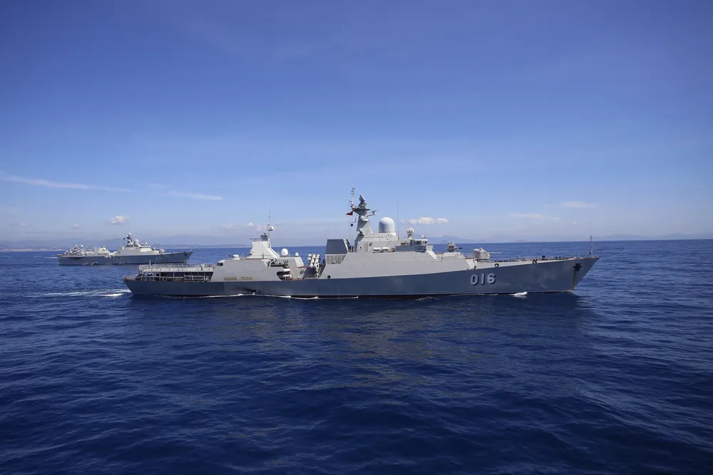 Biên đội Tàu 015-Trần Hưng Đạo, 016-Quang Trung, Lữ đoàn 162, Vùng 4 Hải quân huấn luyện trên biển ảnh Đức THu.jpg