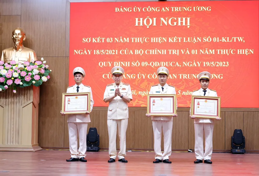 Anh trao huân chương.jpg