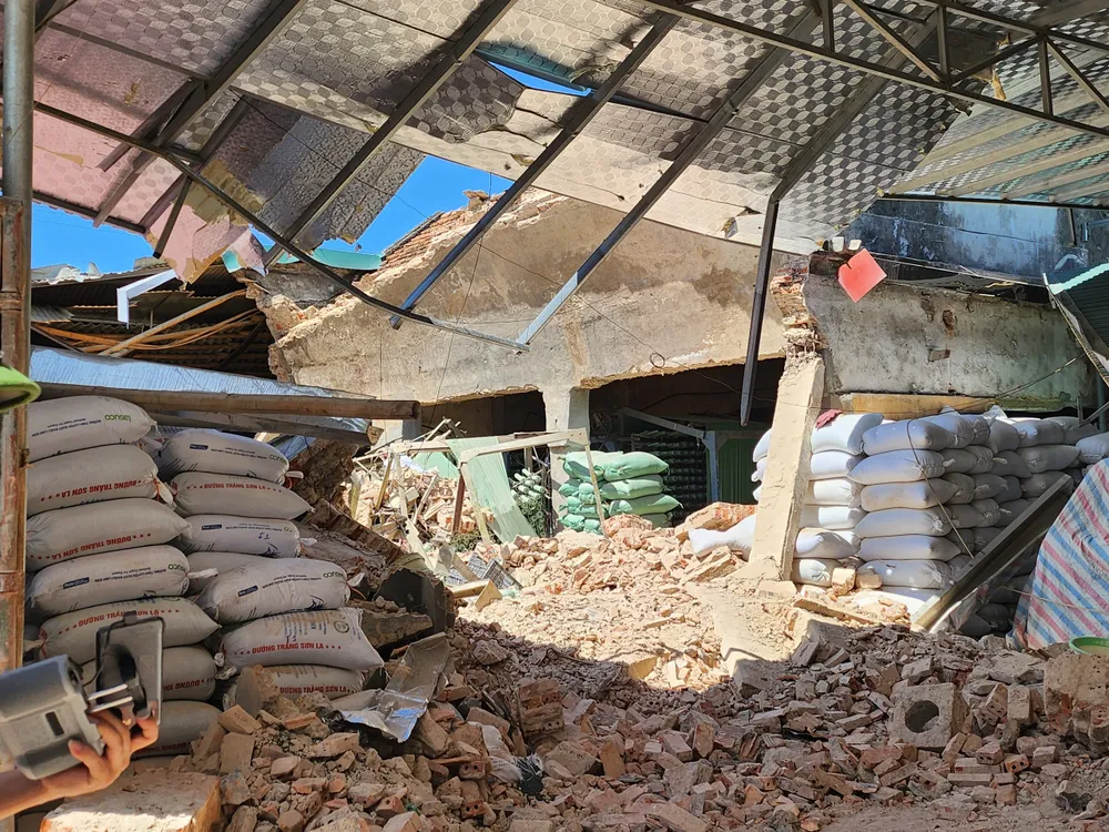 sập nhà.jpg