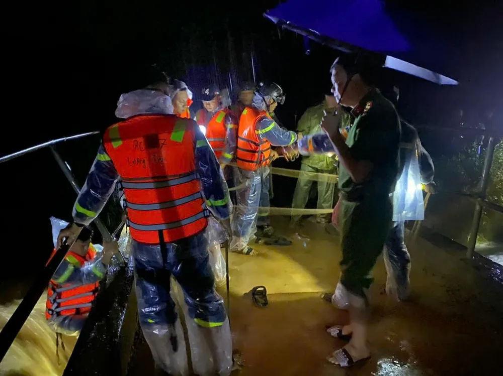 Các lực lượng chức năng tìm kiếm người bị nạn