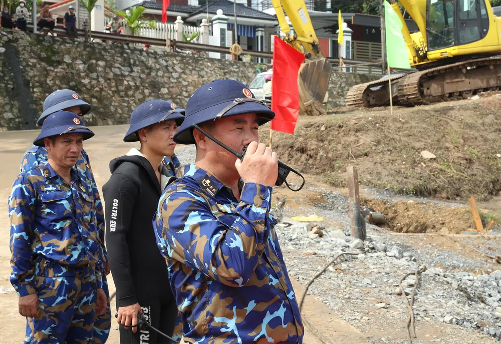 6 Duy tri thong tin lien lac chi huy tu bo voi tho lan duoi song tren tau.jpg