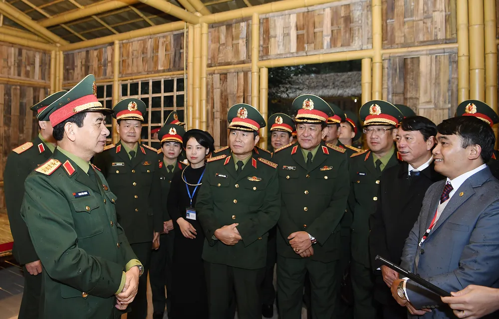 Bộ trưởng Phan Văn Giang trò chuyện với cán bộ Khu di tích lịch sử rừng Trần Hưng Đạo.jpg