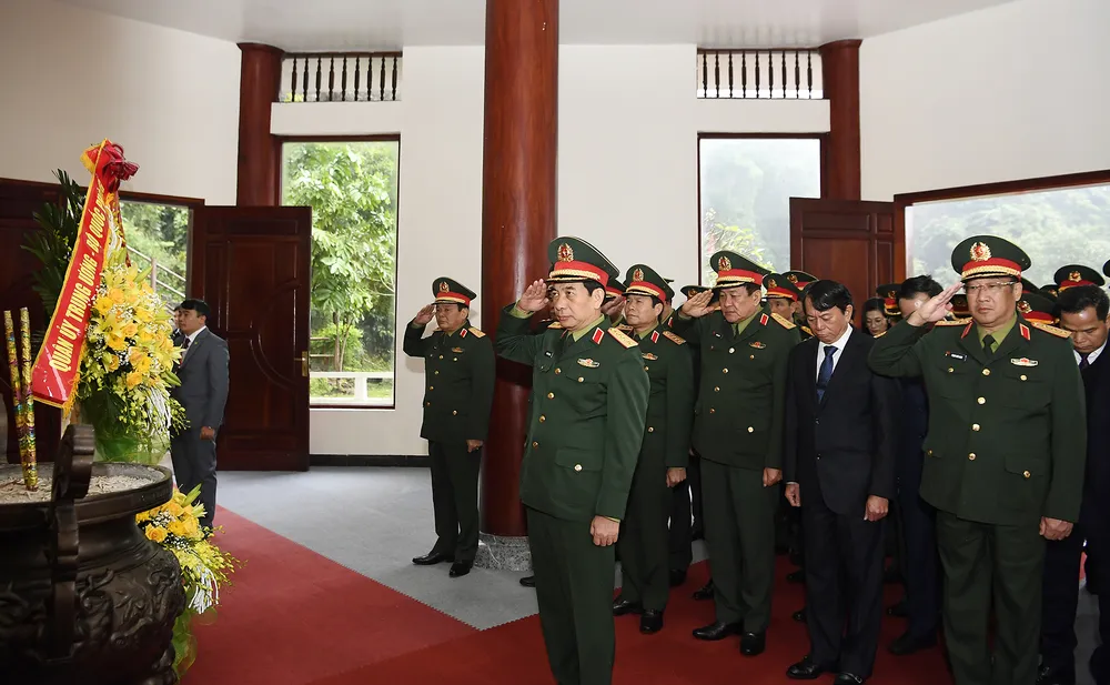 Bộ trưởng Phan Văn Giang và đoàn công tác Bộ Quốc phòng dâng hương tại Đền thờ Đại tướng Võ Nguyên Giáp.jpg