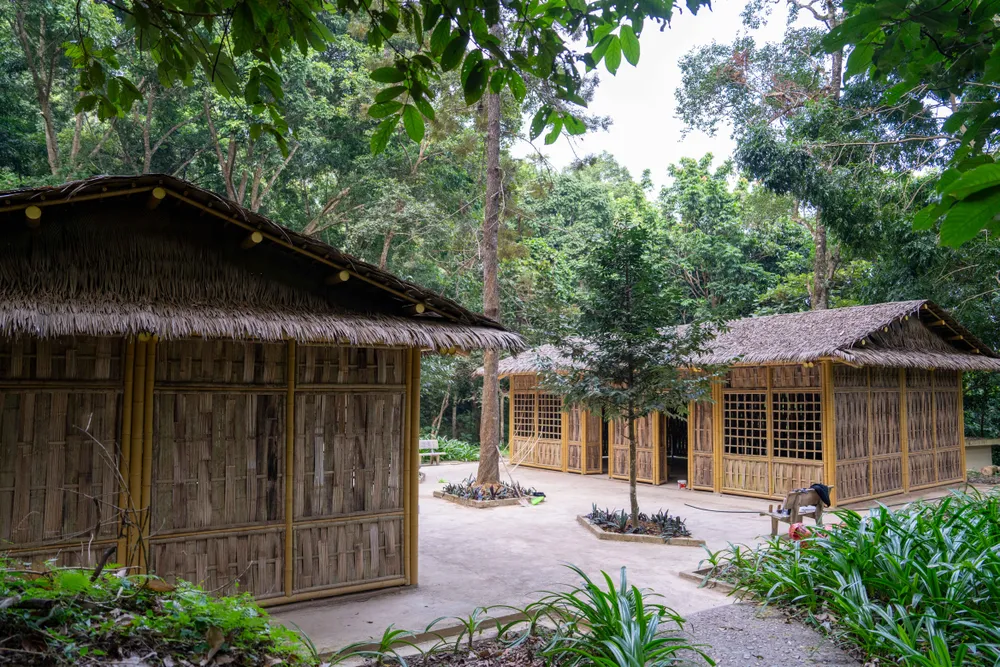 Khu lán ở và khu vực nhà ăn của các chiến sĩ Đội Việt Nam Tuyên truyền giải phóng quân.jpg