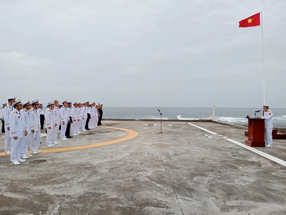 Chào cờ đầu năm trên đảo An Bang (2).jpg