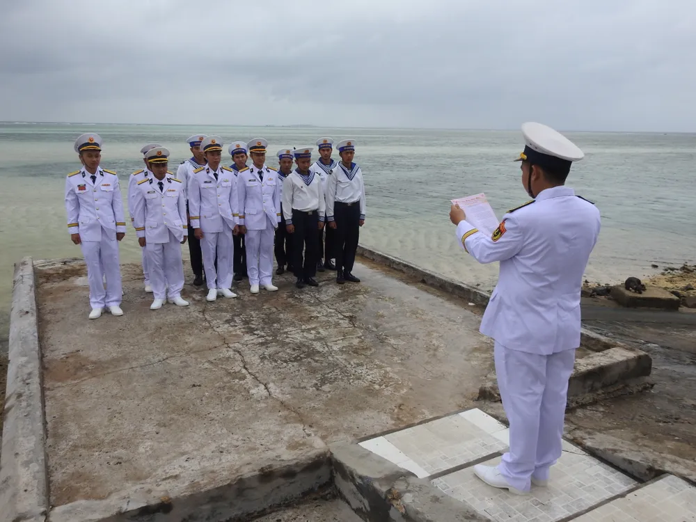 Chào cờ đầu năm trên đảo Cô Lin (4).JPG