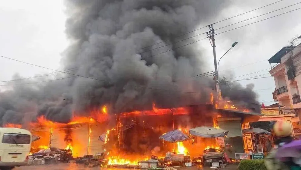 Cận cảnh đám cháy hàng ngàn mét vuông ở chợ Tuyên Quang