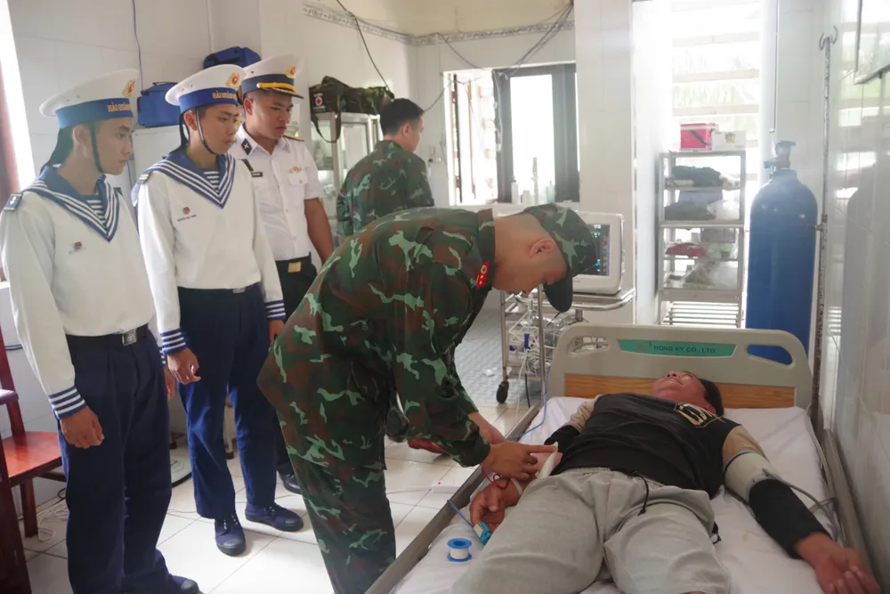 Quân y đảo Trường Sa khám, cấp cứu bệnh nhân (3).jpg