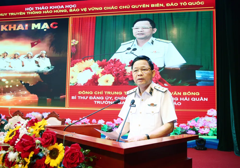 Trung tướng Nguyễn Văn Bổng, Chính ủy Quân chủng Hải quân phát biểu tại hội thảo