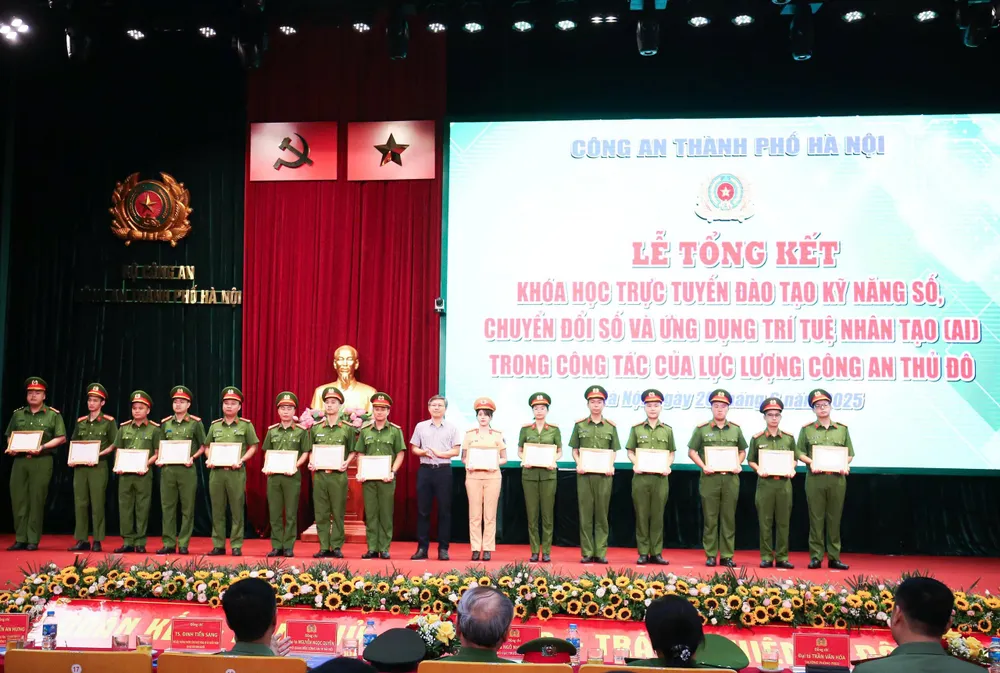 Trao giấy chứng nhận hoàn thành khóa học cho các chiến sĩ công an