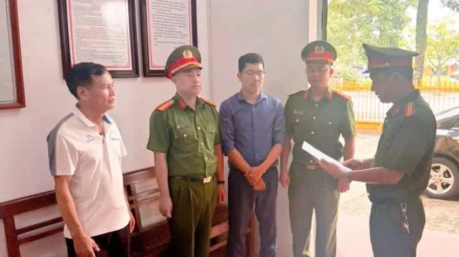 Cơ quan cảnh sát điều tra thi hành lệnh bắt bị can để tạm giam đối với Trần Tuấn Phương (áo xanh đậm)