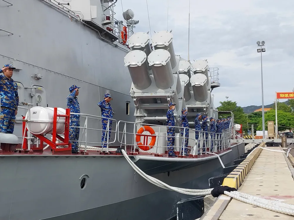 6. Luyện tập động tác chào trên biển.jpg