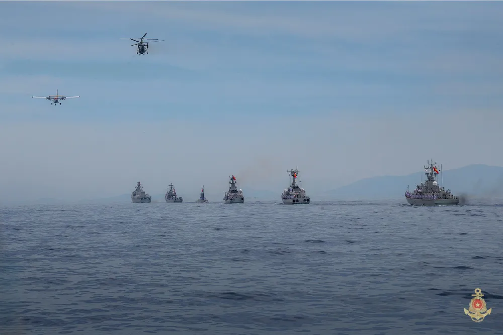 Biên đội máy bay DHC6 và trực thăng săn ngầm Ka28 cùng các biên đội tàu tên lửa tham gia diễu binh trên biển.jpg