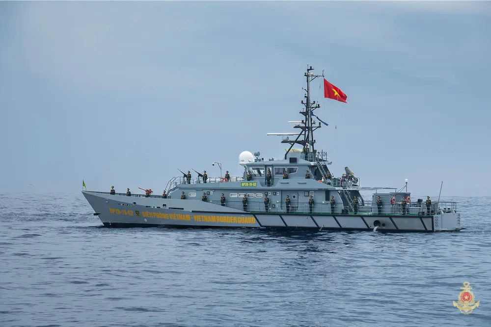 Biên đội tàu Bộ đội Biên phòng tham gia diễu binh trên biển.jpg