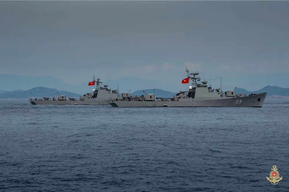 Biên đội tàu hộ vệ chống ngầm lớp 159 tham gia diễu binh trên biển.jpg