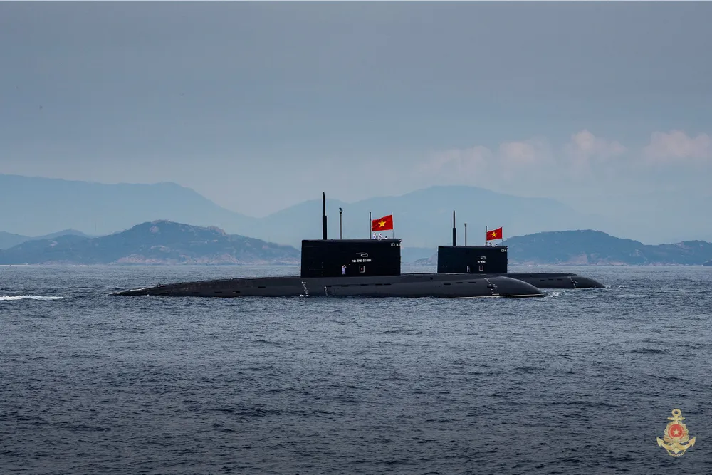 Biên đội tàu ngầm Kilo 636 tham gia diễu binh trên biển.jpg