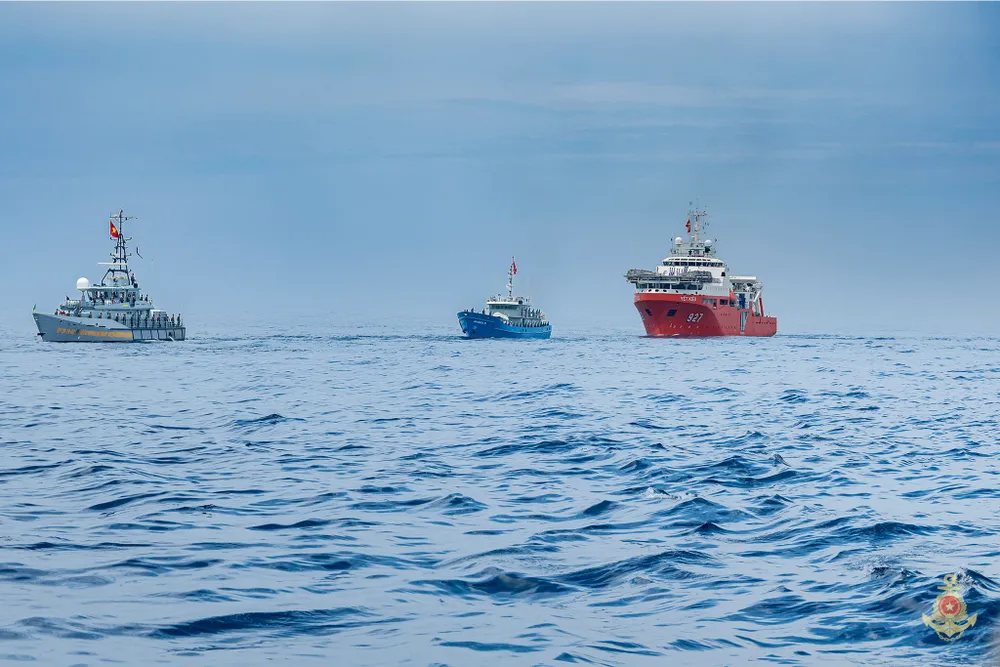 Tàu cứu hộ đa năng và các tàu phục vụ tham gia diễu binh trên biển.jpg