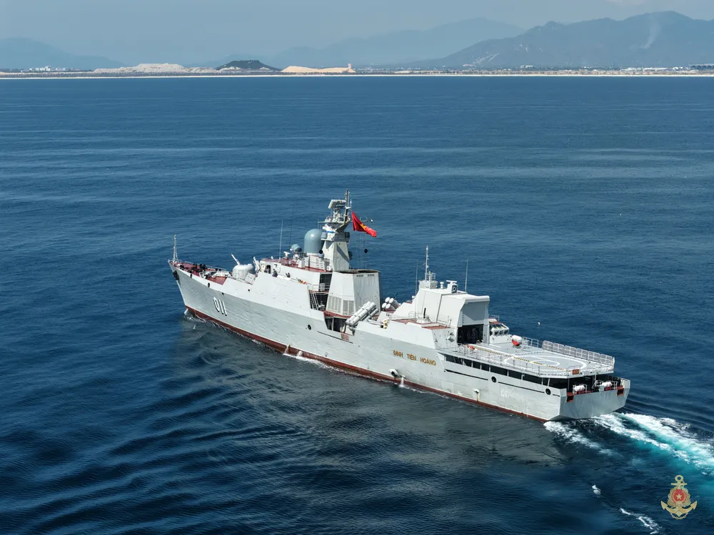 tàu hộ vệ tên lửa Đinh Tiên Hoàng.JPG