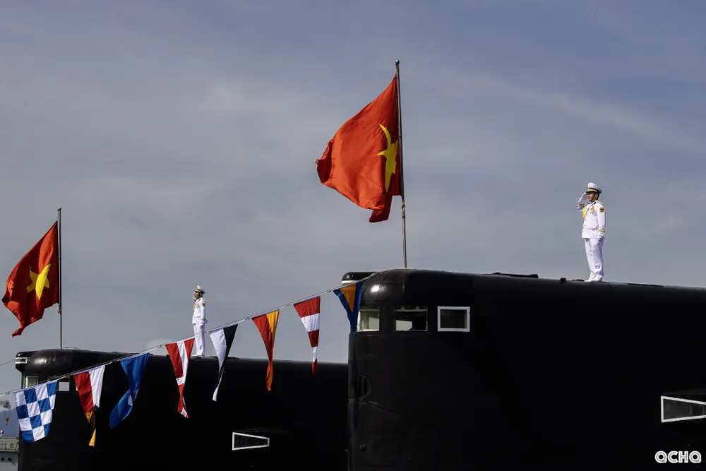 Biên đội tàu ngầm Kilo 636 chào cờ.jpg