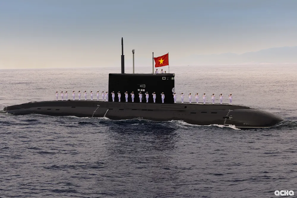 Biên đội tàu ngàm kilo 636 chào tàu chỉ huy.jpg