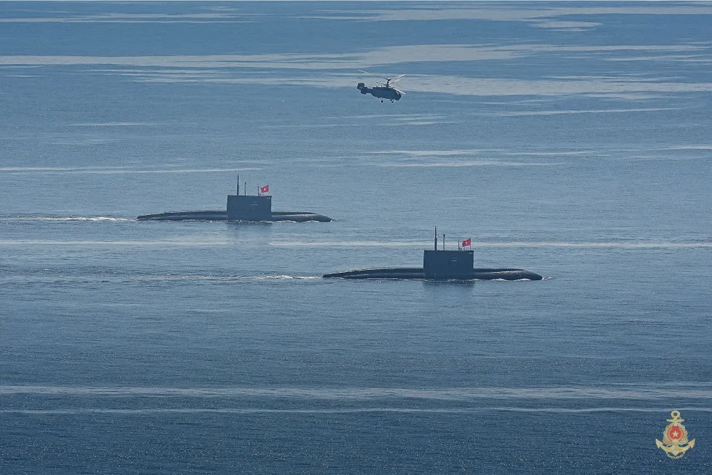 Biên đội tàu ngầm kilo 636 và trực thăng săn ngầm Ka28 cơ động vào đội hình diễu bịnh trên biển.jpg