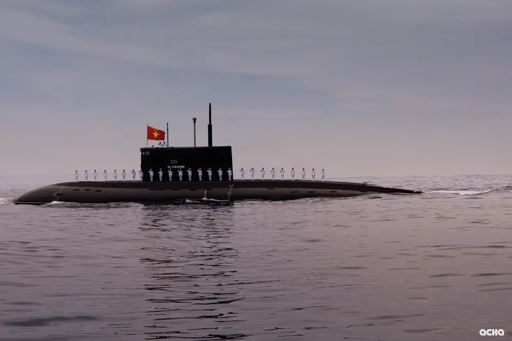 Cán bộ thủy thủ tàu ngầm Kilo 636 chào tàu chỉ huy.jpg