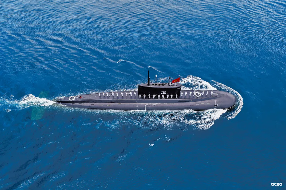 Tàu ngầm Kilo 636 tham gia diễu binh.jpg