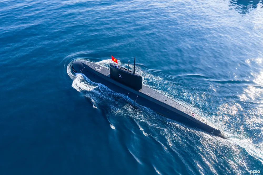 Tàu ngầm kilo 636 tham gia diễu binh trên biển.jpg