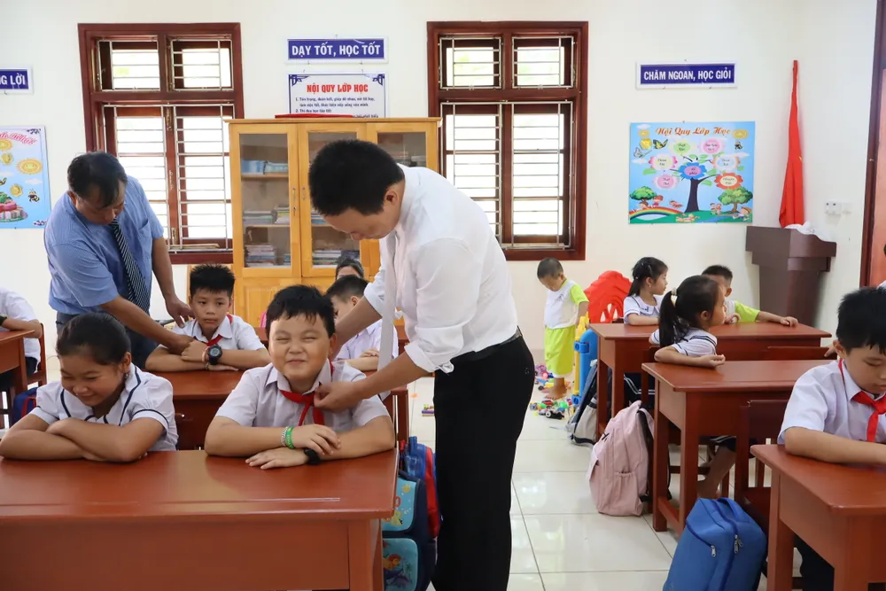 Các thầy chăm lo cho các học trò đầu năm học.JPG