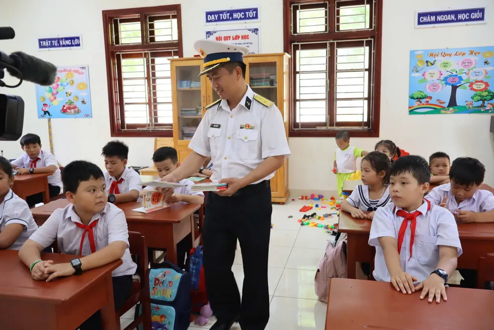 Lãnh đạo chỉ huy, đảo Đá Tây tặng sách vở cho các cháu nhân dịp năm học mới.jpg