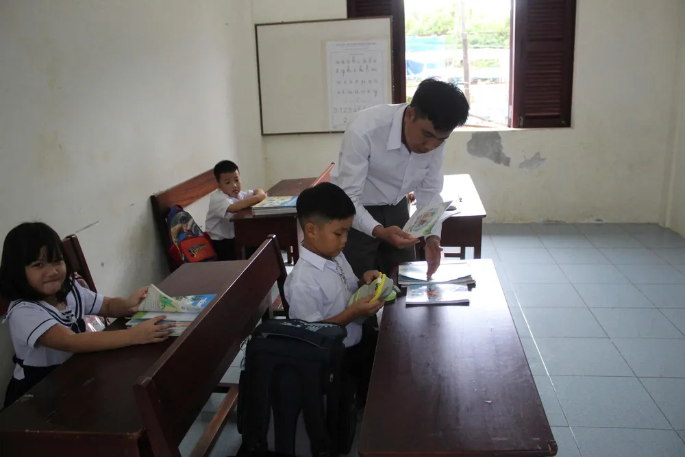 Thầy giáo ân cần quan tâm các trò đầu năm mới.jpg