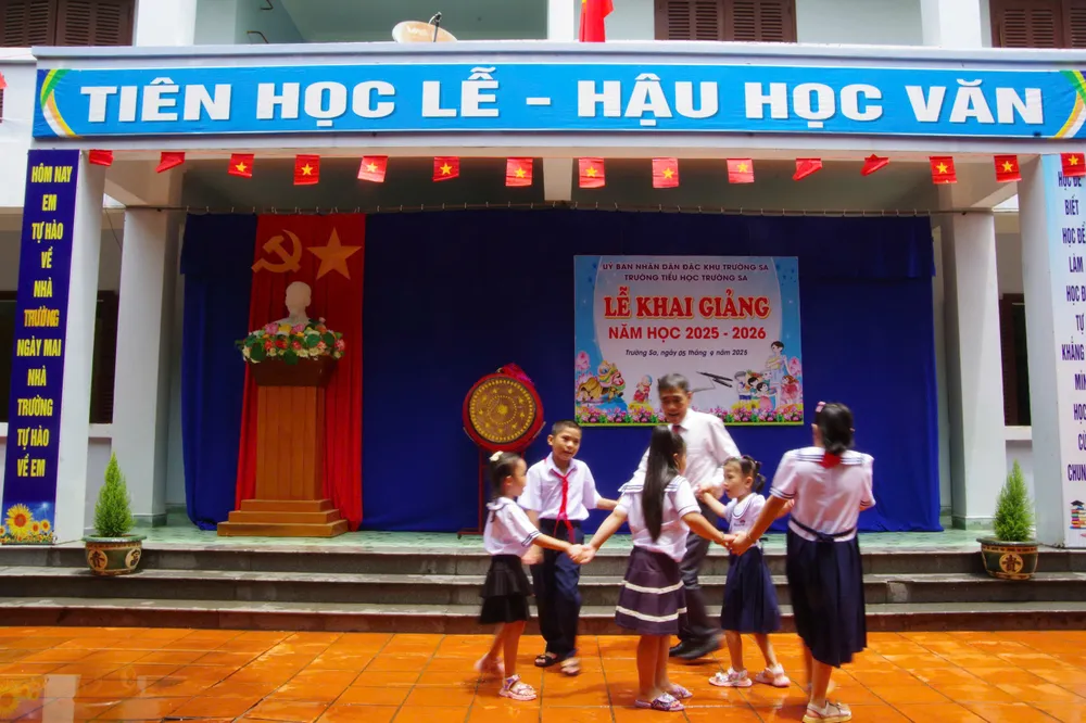 thày trò Đặc khu Trường Sa tung tăng năm học mới.jpg