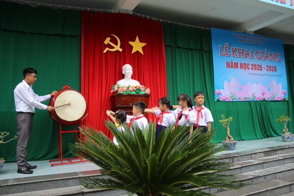 tiếng trống trường từ đảo Sơn Tử Tây.JPG