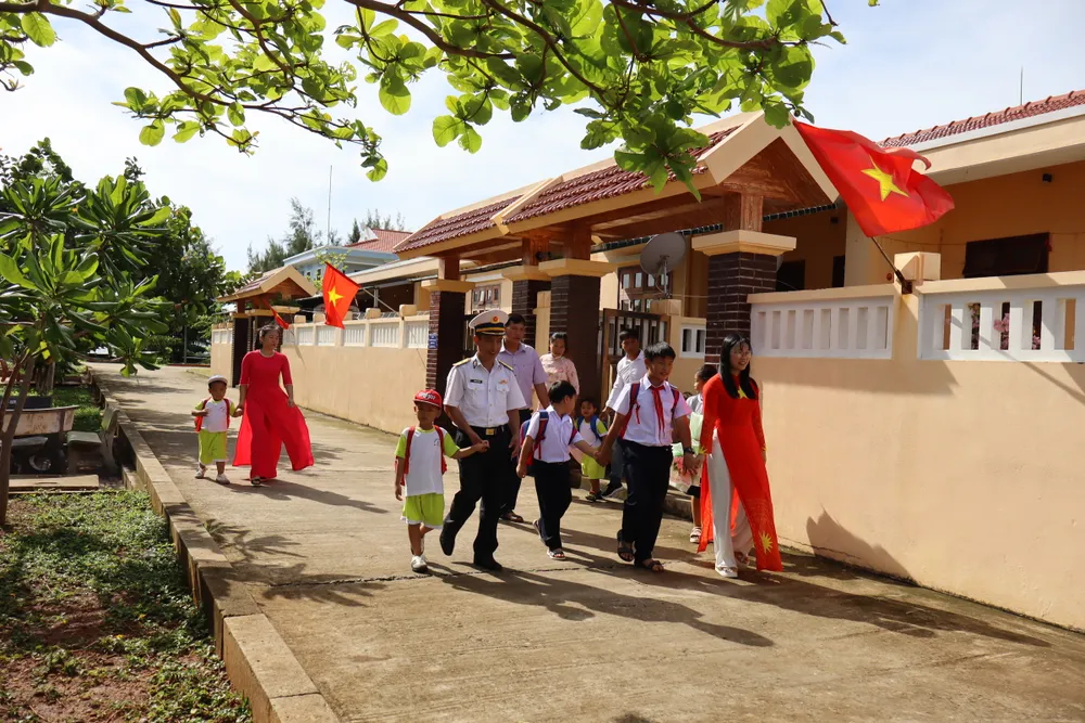 Tung tăng tới trường trên đảo Đá Tây.JPG