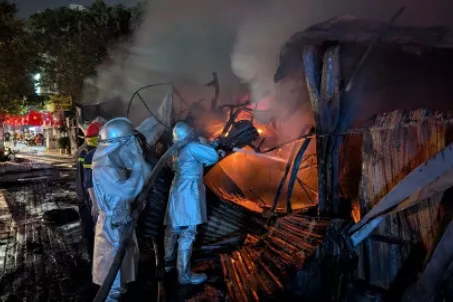 Lực lượng chữa cháy phun nước dập tắt đám cháy