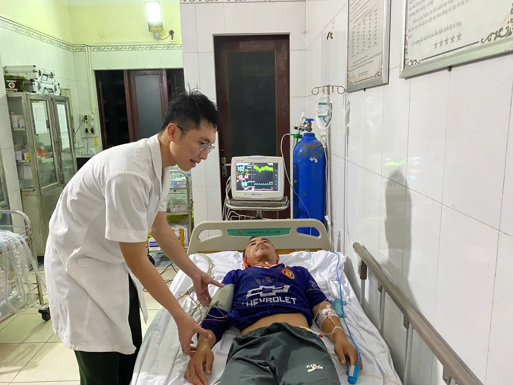 Bác sĩ đảo Trường Sa thăm khám bệnh nhân.jpg