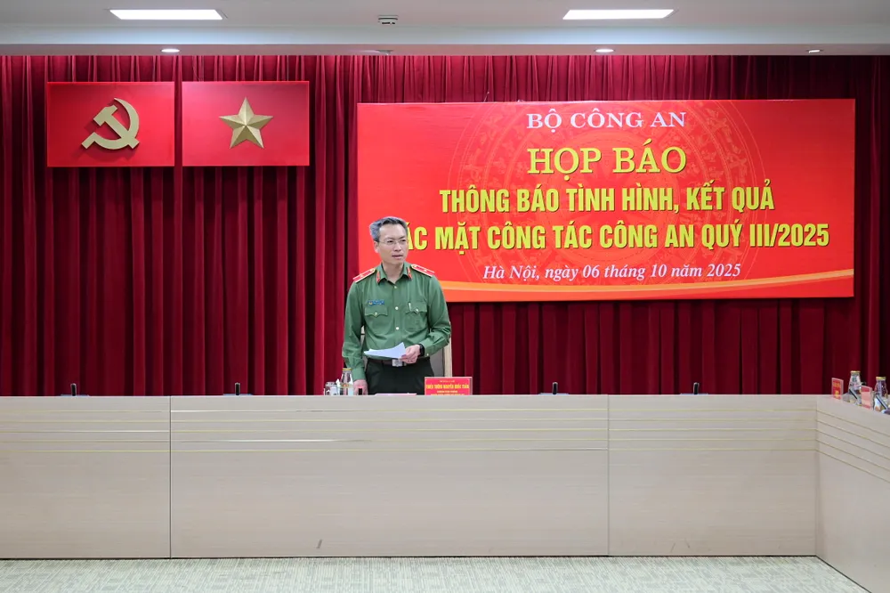 Thiếu tướng Nguyễn Quốc Toản chủ trì buổi họp báo. Ảnh: ĐỖ TRUNG