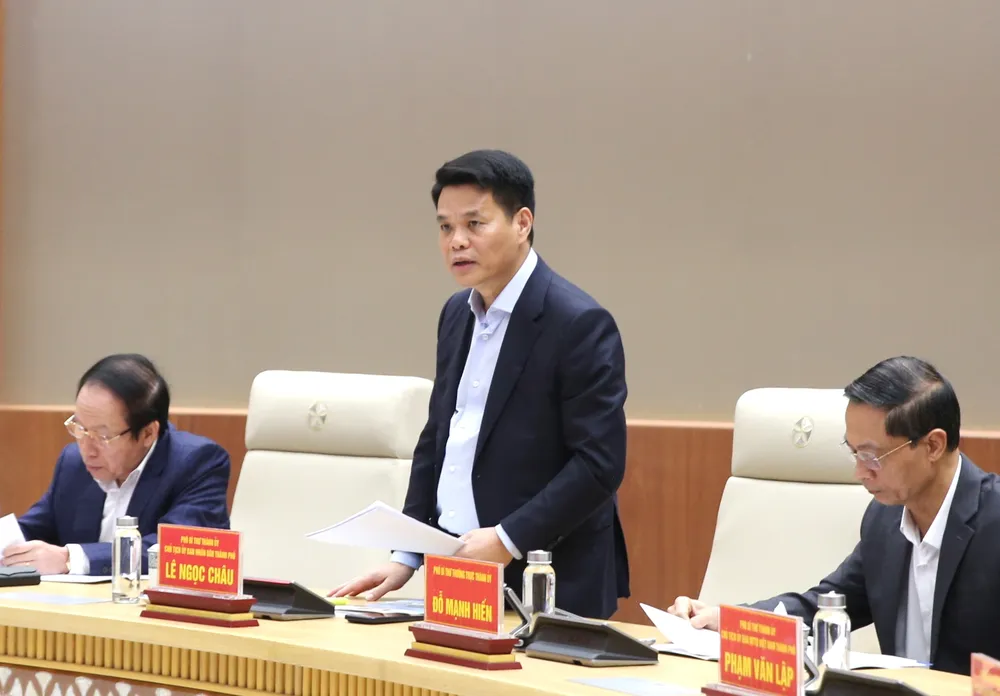 chu-tich-tp-le-ngoc-chau-bao-cao-tai-cuoc-hop-1765771788616300840902.jpg