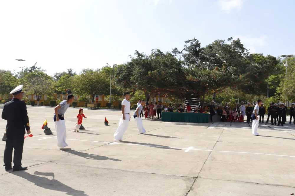 Sau lễ chào cờ là các hoạt động vui chơi, thể thao