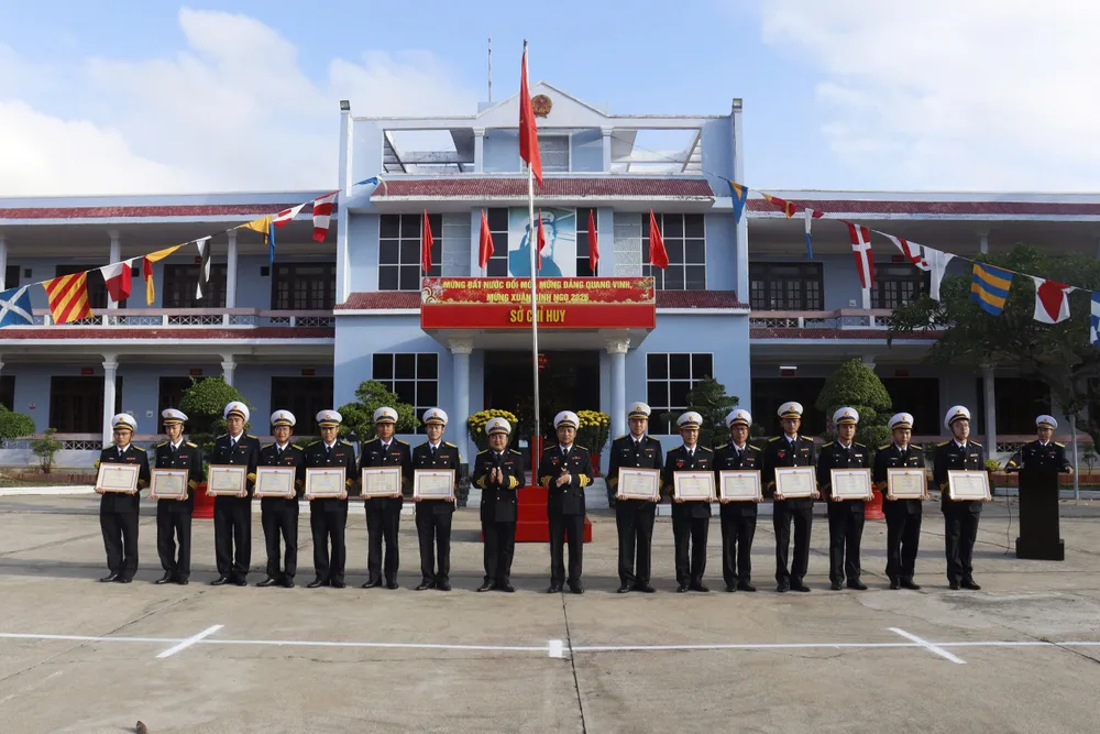 Chỉ huy trung đoàn tặng giấy khen cho các tập thể, cá nhân