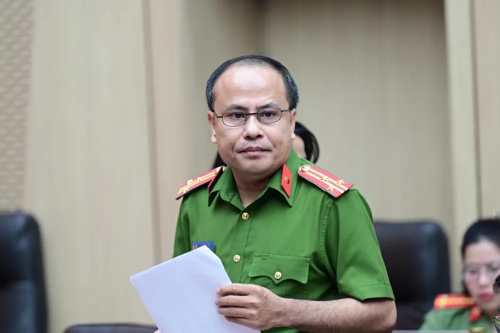 Thượng tá Hồ Văn Hùng thông tin tại buổi họp báo. Ảnh: ĐỖ TRUNG