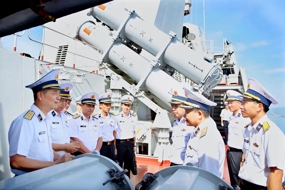Tháng 2-Phó Đô đốc Nguyễn An Phong, Bí thư Đảng ủy, Chính ủy Hải quân kiểm tra Vùng 4 Hải quân (da chinh sua).jpg