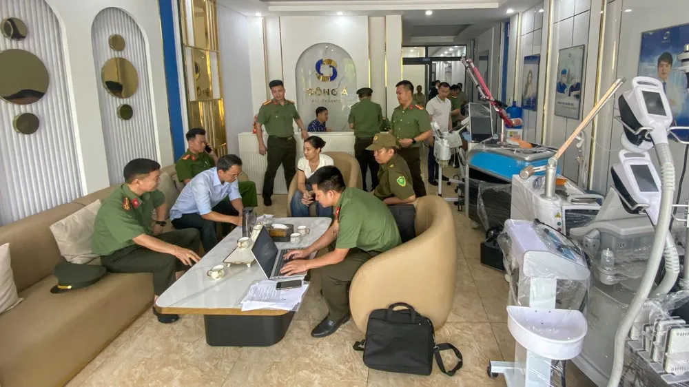 1_ Lực lượng chức năng khám xét tại cơ sở Đông Á Beauty Center (phường Vĩnh Phúc, tỉnh Phú Thọ).jpg