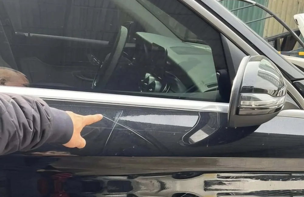 Truy tố người phụ nữ cào xước, đập phá xe Mercedes
