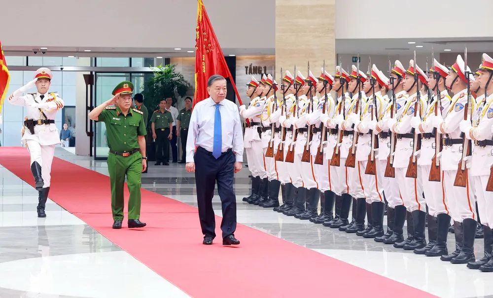 Tổng Bí thư, Chủ tịch nước Tô Lâm duyệt Đội danh dự Công an nhân dân Việt Nam. Ảnh: BỘ CÔNG AN