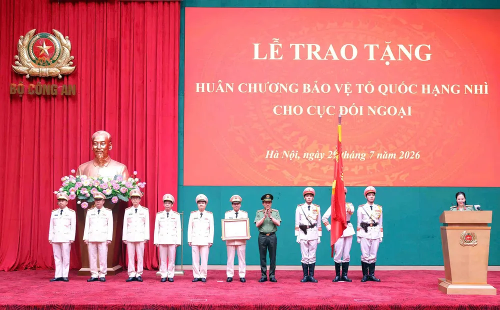 Thừa ủy quyền của lãnh đạo Đảng, Nhà nước, Bộ trưởng Bộ Công an Lương Tam Quang trao Huân chương Bảo vệ Tổ quốc hạng nhì tặng Cục Đối ngoại (Bộ Công an). Ảnh: MINH HẢI
