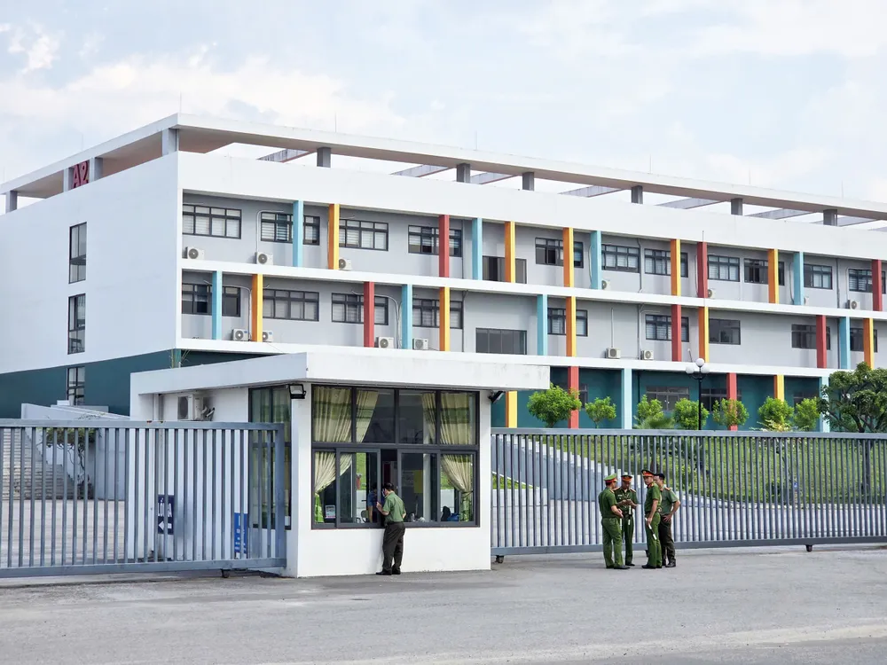 Sáng 13-8, lực lượng an ninh triển khai nhiệm vụ sớm để bảo đảm kỳ thi lại diễn ra an toàn, đúng quy định. Ảnh: XUÂN ĐẮC