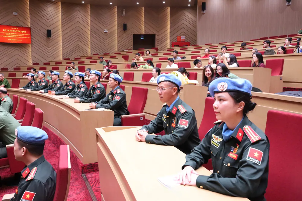 9 sĩ quan Tổ Công tác số 9 Bộ Công an.jpg