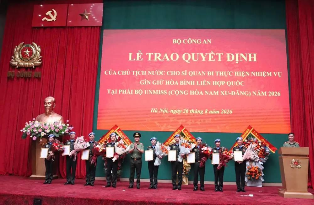 Thứ trưởng Phạm Thế Tùng trao quyết định cho cho 9 sĩ quan.jpg