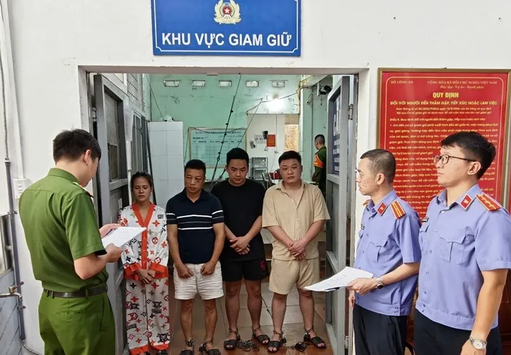 Tạm giữ 4 người trong vụ nhóm khách nữ hành hung tài xế taxi